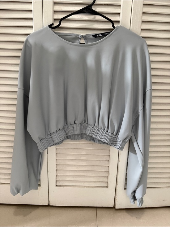 Zara Tops - Zara Light Gray Cropped Blouson Sweatshirt